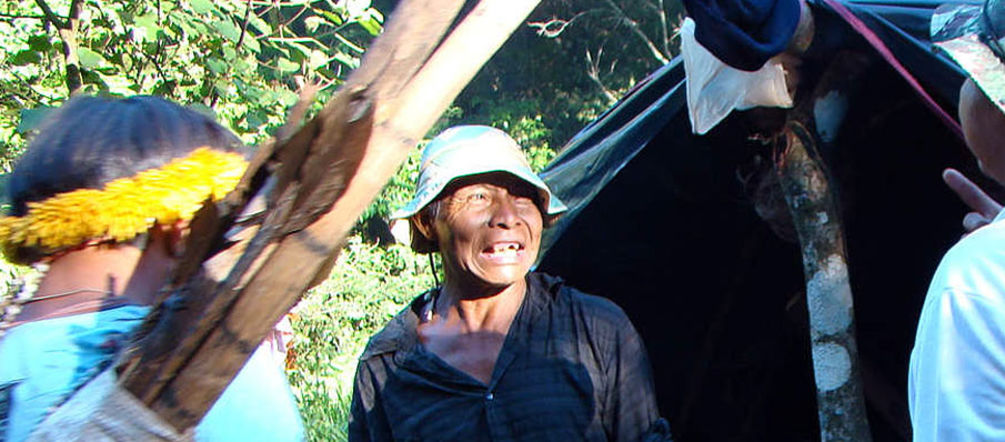 Ermordeter Schamane Nísio Gomes Nísio Gomes, Anführer der Guarani in Brasilien, steht in einer Gruppe Indigener