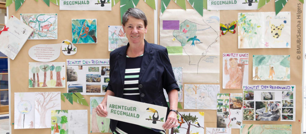 Bundesumweltministerin Barbara Hendricks eröffnet die Ausstellung Bundesumweltministerin Barbara Hendricks vor den Bildern von Abenteuer Regenwald