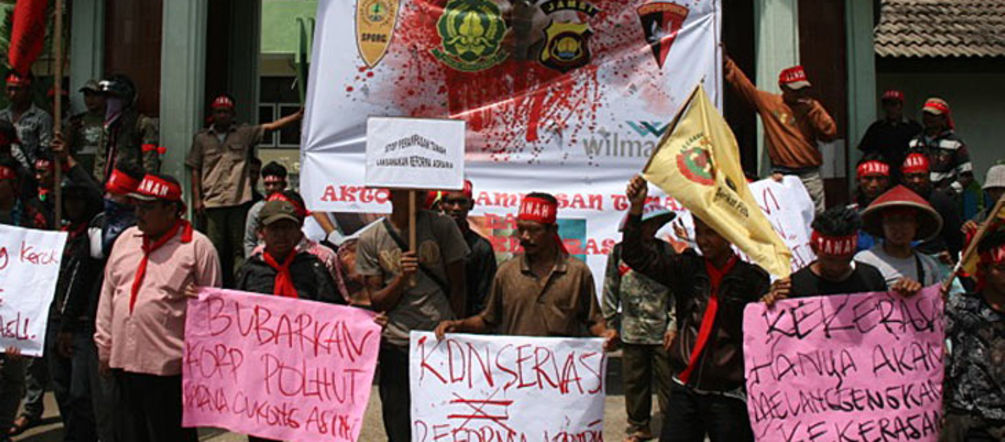 Gewalt erzeugt nur neue Gewalt! Demo gegen Palmölfirmen auf Sumatra Demo gegen Palmölfirmen auf Sumatra