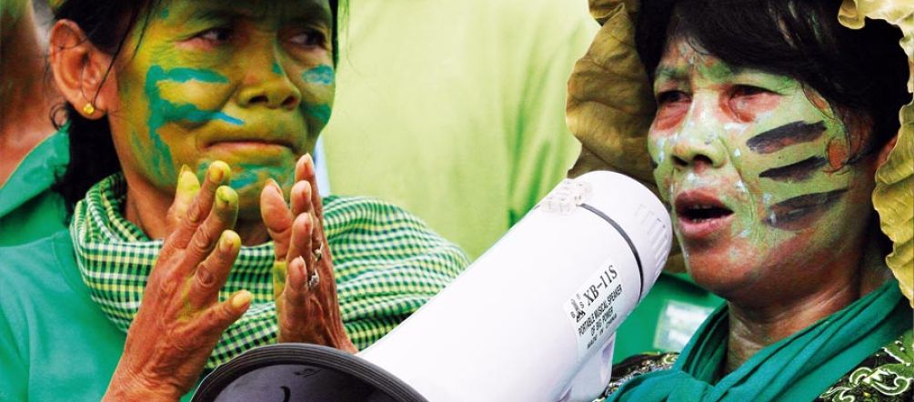 Einwohner von Prey Lang demonstrieren in Phnom Penh gegen die Zerstörung ihres Waldes Zwei bunt bemalte Frauen mit Megafon auf einer Demo