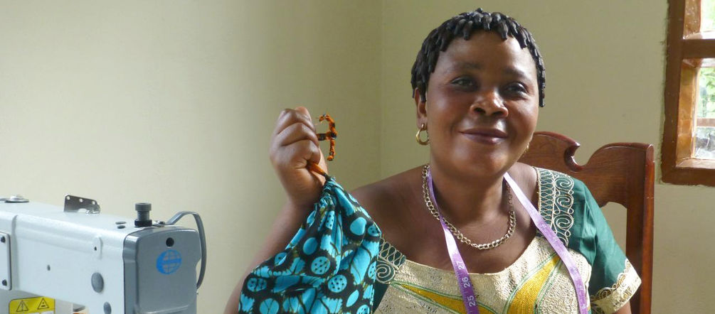 Bereits am ersten Tag ihrer Ausbildung im Witwen-Zentrum stellt jede der Frauen einen Stoffbeutel für ihre Nähutensilien her Im Witwen-Zentrum von Virunga stellt jede der Frauen einen Stoffbeutel für ihre Nähutensilien her