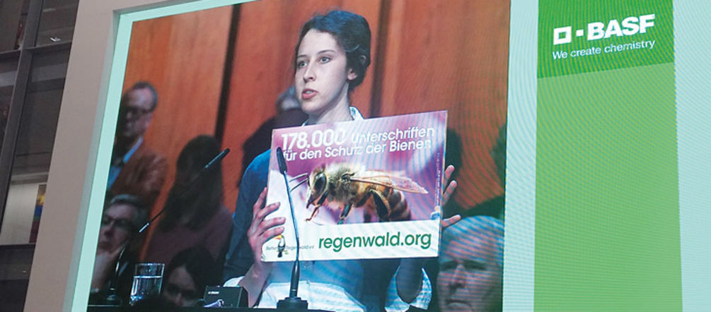 Rettet den Regenwald fordert das Aus für Insektizide, die Bienen gefährden Lea Horak überreicht während der Hauptversammlung von BASF 178.000 Unterschriften zum Schutz der Bienen