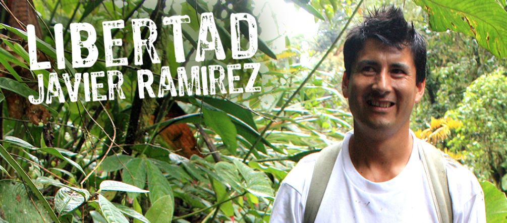 Javier Ramírez, Familienvater, Bauer und Sprecher des Dorfes Junin, kämpft für die Natur seiner Heimat Javier Ramirez vor Regenwaldpflanzen
