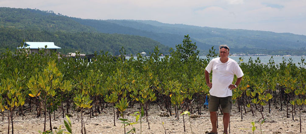 Mangrovenfeld auf Samal Island mit U. Kromber, Projektkoordinator