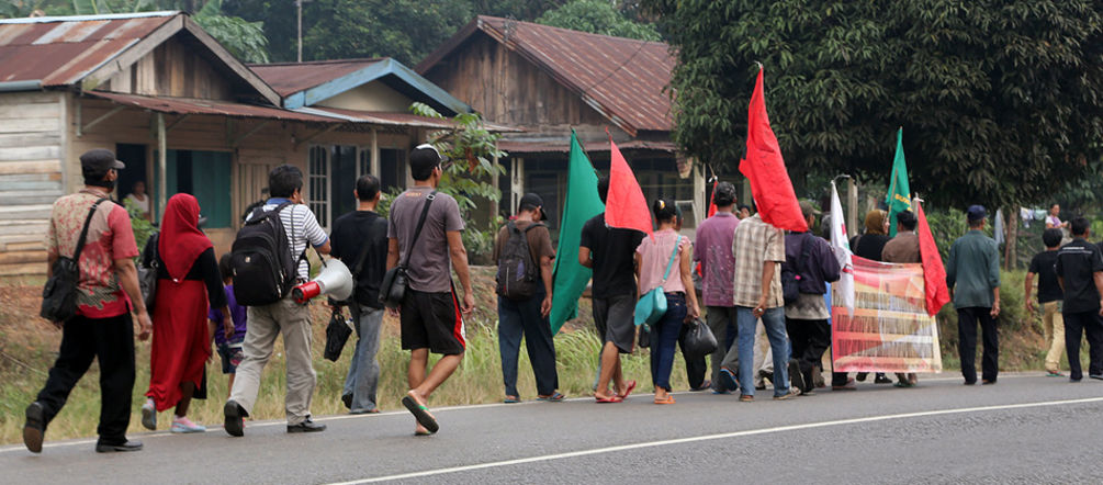 Das Land wurde ihnen genommen. Jetzt laufen Suku Anak Dalam 1.000 Kilometer weit, damit der Präsident sie anhört (Foto: Feri Irawan) Einheimische aus Sumatra demonstrieren mit roten und grünen Fahnen