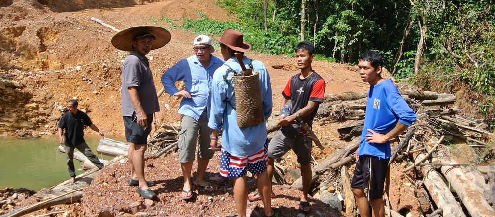 Aktivisten, die für die Rechte Indigener kämpfen, leben in ständiger Gefahr Matek (SADIA) mit Indigenen an illegalem Holzeinschlag
