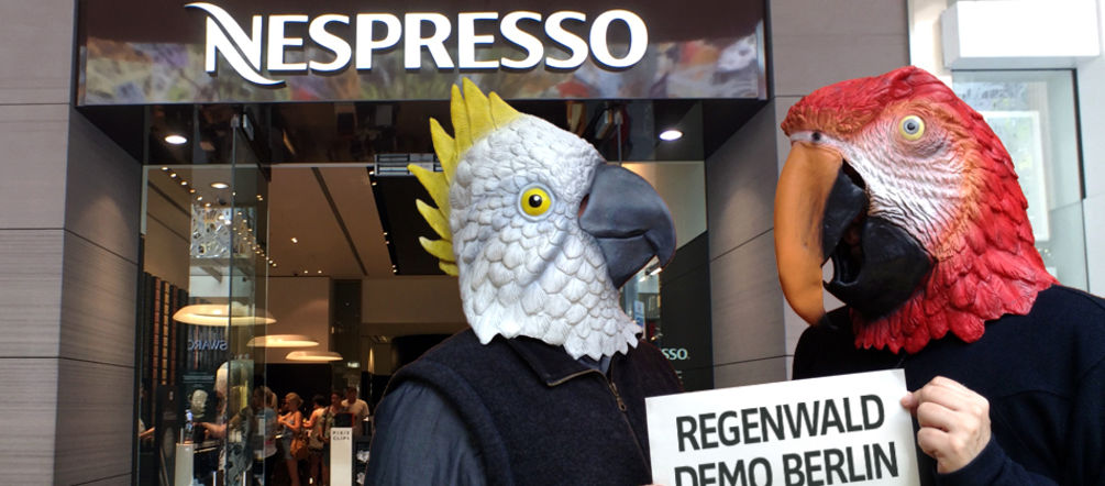 Bauxit-Abbau für Aluminium vernichtet Regenwald Nespresso Demo Aufruf Berlin