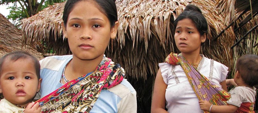 „Die Zukunft unserer Kinder ist der Wald. Plantagen machen uns arm", so die Frauen der indigenen Palawan Zwei philippinische Frauen kämpfen für ihre Zukunft