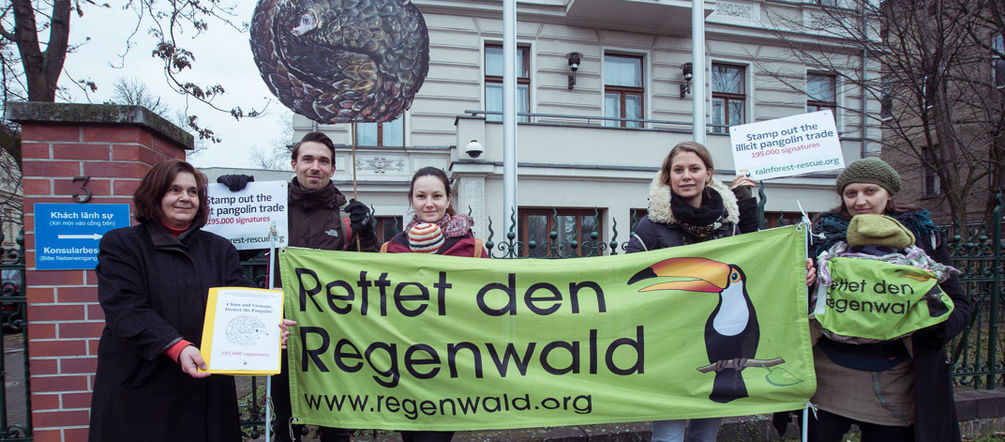 200.000 Unterschriften für das Pangolin: Übergabe in Berlin Rettet den Regenwald-Aktivisten übergeben eine Petition zum Schutz der Pangoline an die Botschaft von Vietnam, Berlin