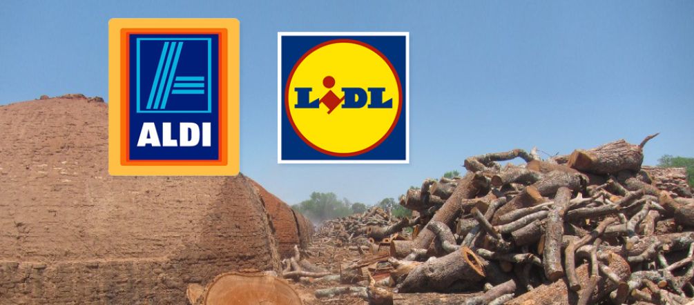 Primitve Holzkohleöfen und die Stämme gefällter Bäume im Chaco von Paraguay sind zusammen mit den Markenlogos von Aldi und Lidl zu einer Fotomontage zusammengefügt