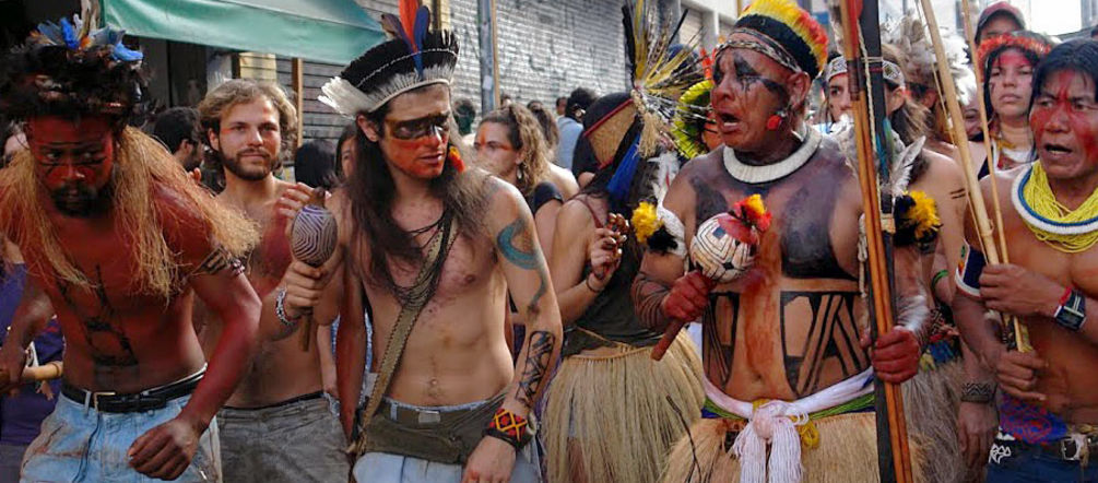 Demo gegen Belo Monte - die Indigenen am Fluss Xingu ringen um ihre Lebensgrundlage (Foto: V. Glass) Protestmarsch Indigener gegen den Belo Monte-Staudamm in Brasilien