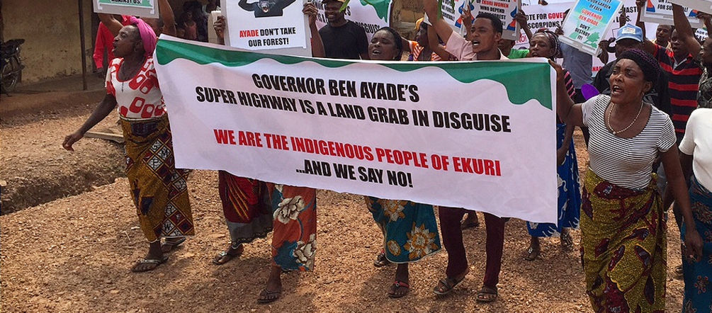 Ekuri protestieren gegen geplante Holzfällerstraße durch ihren Wald Indigene Ekuri demonstrieren gegen einen Highway
