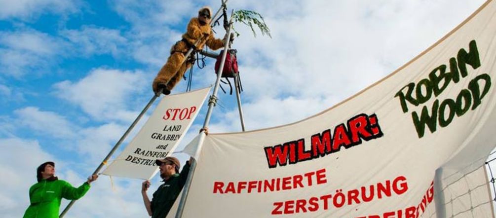 Demo vor der Wilmar-Raffinerie in Brake RobinWood Aktivisten mit Bannern gegen Wilmar