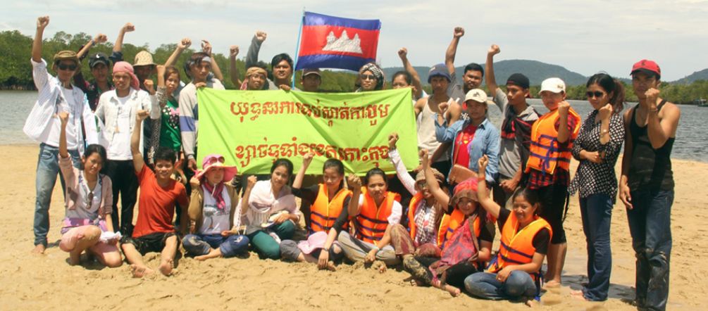 „Stoppt den Sandabbau in der Provinz Koh Kong“ steht auf dem Banner der Umweltschützerinnen von Mother Nature Aktivisten mit Banner in der Hand protestieren am Strand