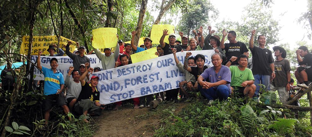 Die Regenwaldbewohner wehren sich gegen die Staudämme Quelle: SAVE Rivers Indigene protestieren mit Bannern im Regenwald von Sarawak gegen den Baram-Staudamm