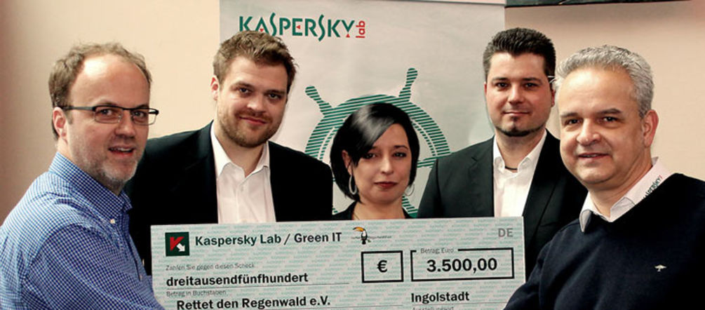 Unterstützung für unsere Arbeit: IT-Unternehmen Hexacom und Kaspersky spenden für Rettet den Regenwald Vier Mitarbeiter von Hexacom und Kaspersky übergeben einen Scheck über 3.500 Euro an Matthias Fischer