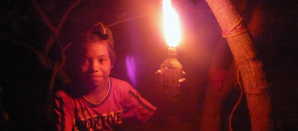 Straßenkinder auf den Philippinen helfen Mangroven zu pflanzen