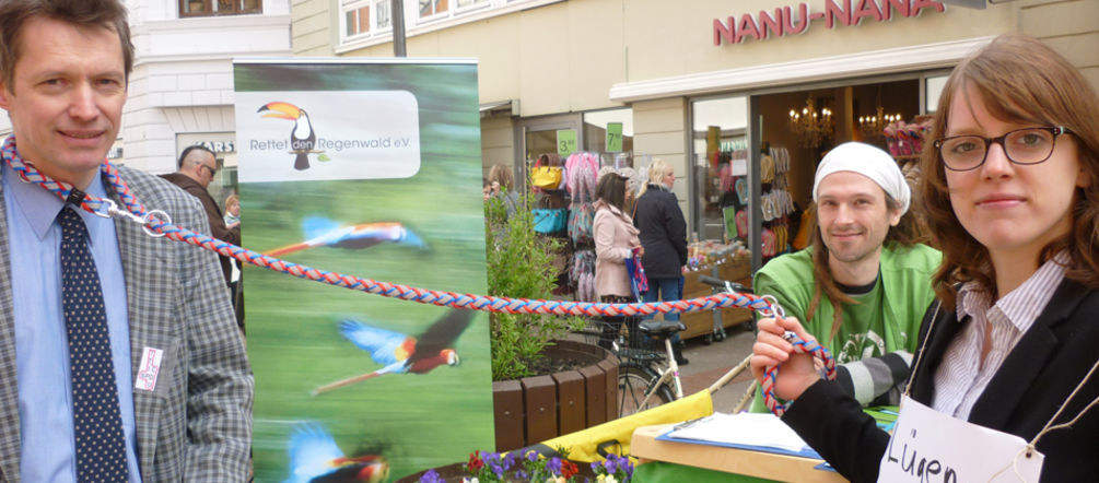 Rettet den Regenwald, Greenpeace, NABU und BUND gegen TTIP und CETA Rettet den Regenwald, Greenpeace, NABU und BUND am Infostand in Lüneburg