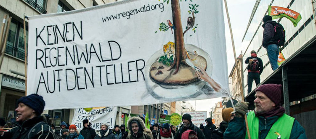 Voller Einsatz der Regenwald-Regionalgruppe Berlin Transparent "Keinen Regenwald auf den Teller"