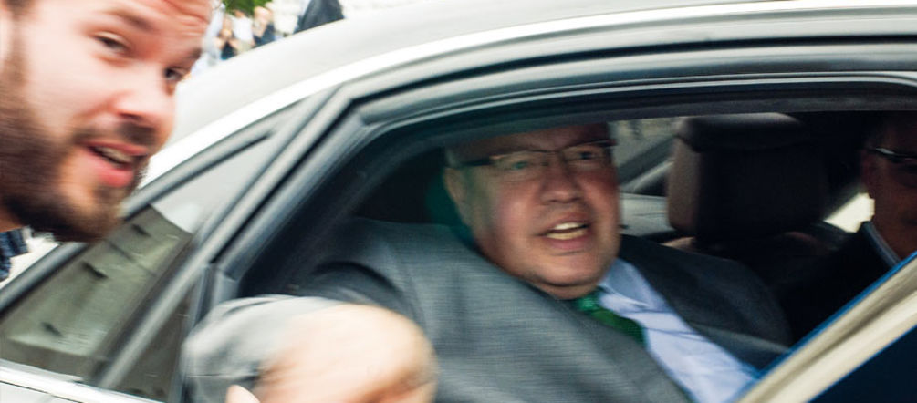 David Vollrath von Rettet den Regenwald übergibt 80.000 Unterschriften gegen Agrosprit an Umweltminister Altmaier David Vollrath von Rettet den Regenwald reicht Umweltminister Peter Altmeier die Unterschriften durchs Autofenster