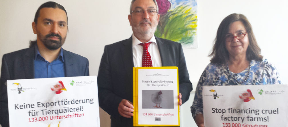 Aktivisten von Rettet den Regenwald und der Albert Schweitzer Stiftung mit einem Vertreter des Landwirtschaftsministeriums
