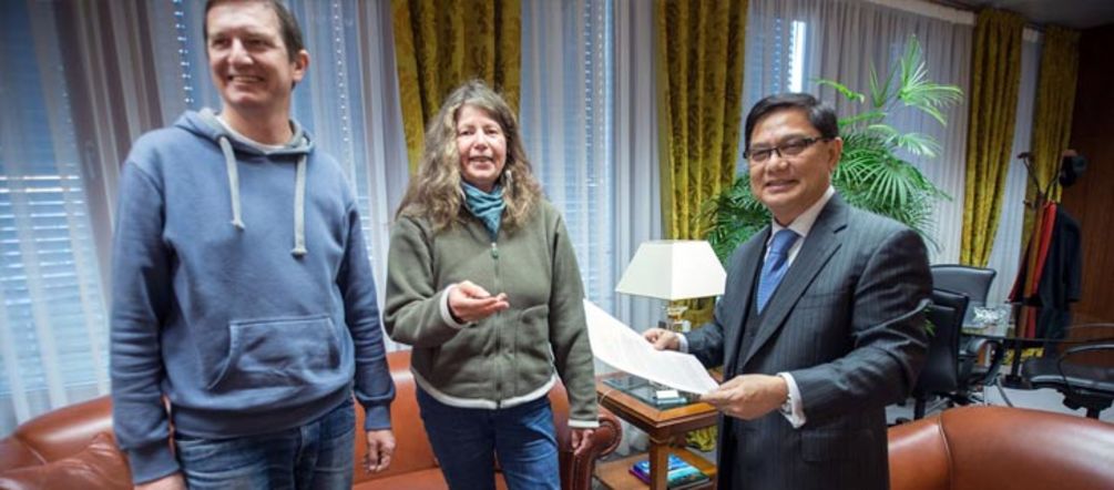 Übergabe des Protestschreibens an den malaysischen Botschafter Foto: Christine Denck Malaysischer Botschafter mit zwei Mitgliedern der Regionalgruppe