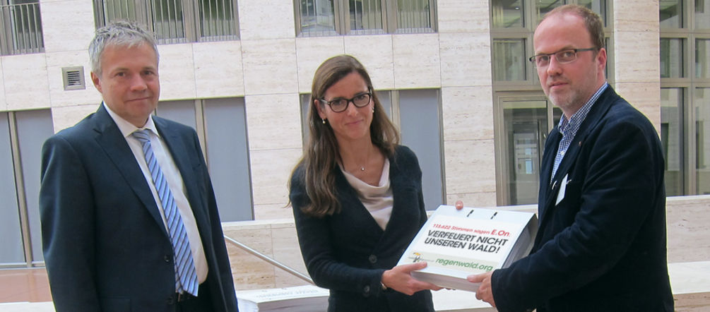 Guido Knott und Anette Bickmeyer von E.on nehmen den Protest von fast 114.000 Waldschützern entgegen (Foto: Rettet den Regenwald e.V.)