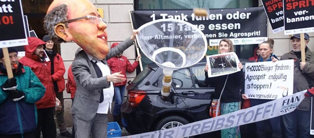 Foto: Christine Denck Demonstranten befüllen ein Auto mit Essen