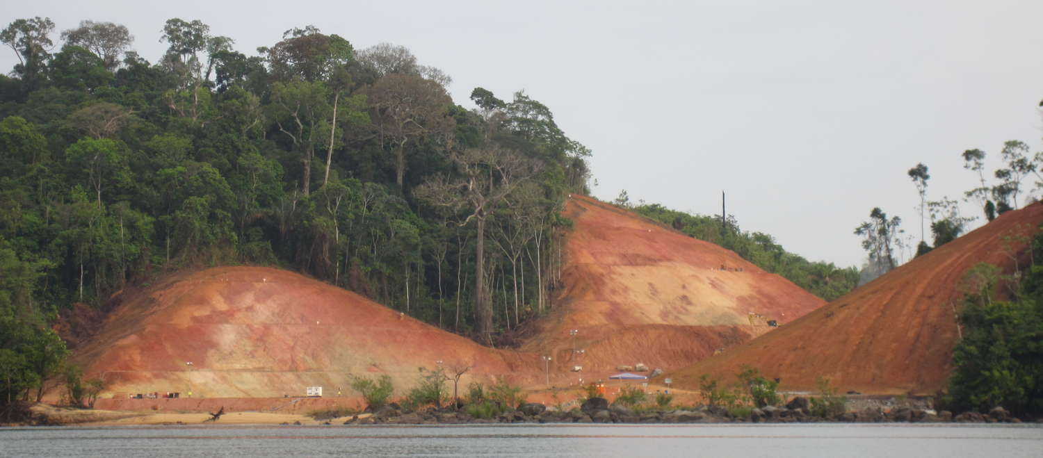 Abgeholzte Uferlandschaft am Xingu-Fluss in Brasilien