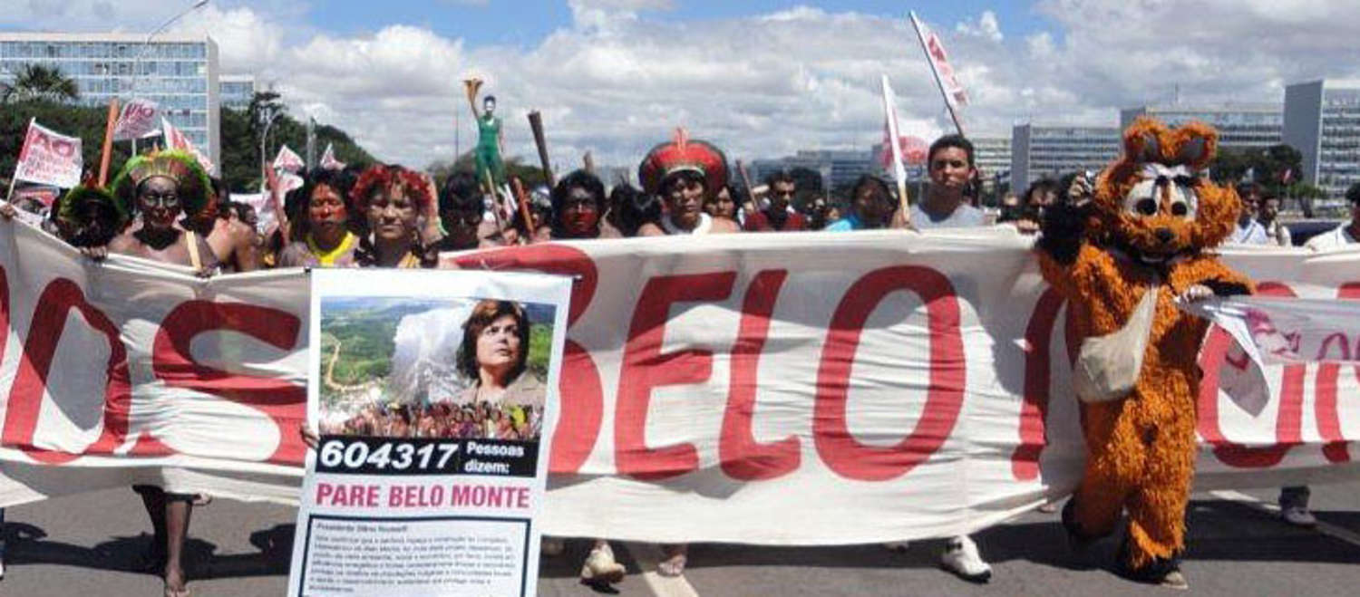 Indigene auf Demonstration mit Banner gegen Belo Monte