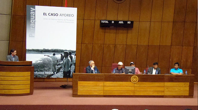 Die Ayoreo-Indianer und Menschenrechtler im Parlament von Paraguay
