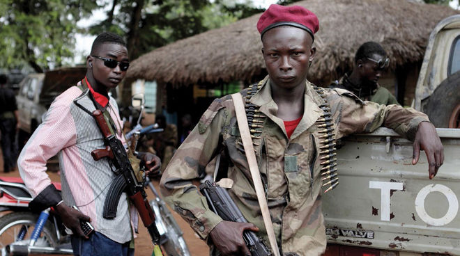 Illegaler Holzhandel finanziert Bürgerkriege in Afrika Bewaffnete Männer in der Zentralafrikanischen Republik