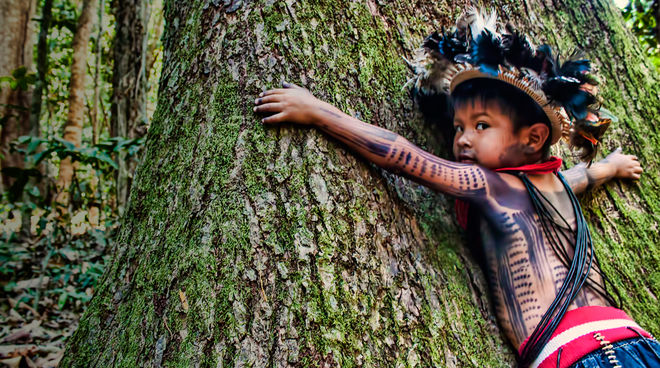 Kind aus dem Volk der Paiter Suruí Brasilien Kind am Baum - Paiter Surui