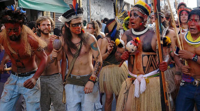 Demo gegen Belo Monte - die Indigenen am Fluss Xingu ringen um ihre Lebensgrundlage (Foto: V. Glass) Protestmarsch Indigener gegen den Belo Monte-Staudamm in Brasilien