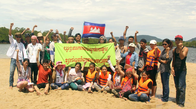 „Stoppt den Sandabbau in der Provinz Koh Kong“ steht auf dem Banner der Umweltschützerinnen von Mother Nature Aktivisten mit Banner in der Hand protestieren am Strand