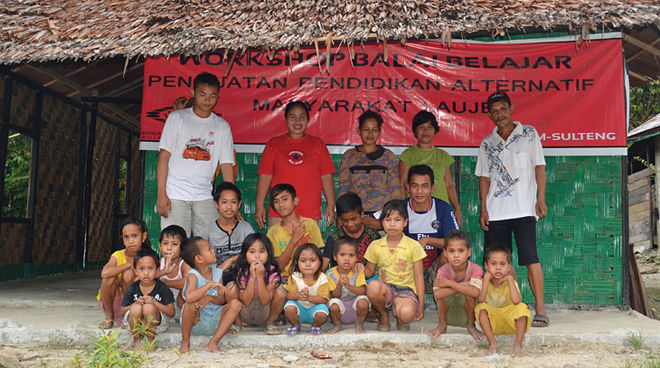 Die „Halle des Lernens“ hat schon 140 Schülerinnen und Schüler - hier sind einige zu sehen Schüler vor dem Bildungszentrum auf Sulawesi