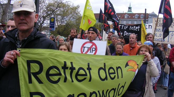Aktivisten von Rettet den Regenwald tragen ein großes Banner