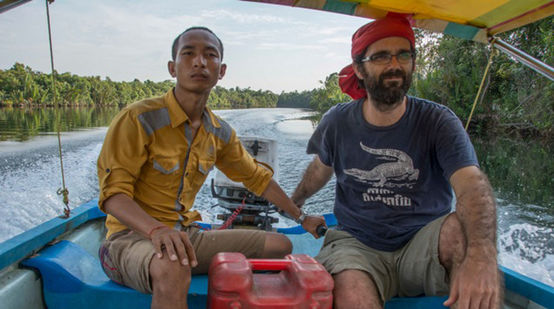 Sun Mala und Alejandro Gonzalez-Davidson von Mother Nauture im Boot auf dem Areng-Fluss
