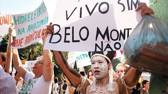 Indigene demonstrieren mit Plakaten gegen Belo-Monte Staudamm