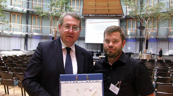 Bruno Wenn von der DEG mit einem Mitarbeiter von Rettet den Regenwald e.V