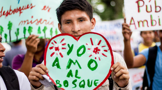 Ein Demonstrant in Iquitos, Peru, zeigt ein Herzplakat "Ich liebe den Wald" auf Demo gegen Abholzung für Kakaoplantagen