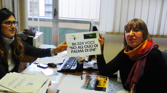 Die Aktivistin Gianna del Fabbro (links) übergibt der Mitarbeiterin im italienischen Umweltministerium, Francesca Santolini, (rechts) die Petition gegen Palmöldiesel