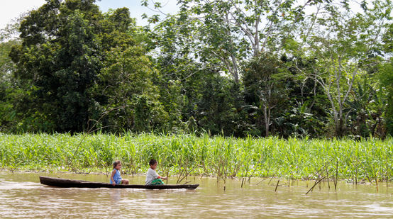 Zwei Kinder fahren auf dem Amazonas-Fluss Boot
