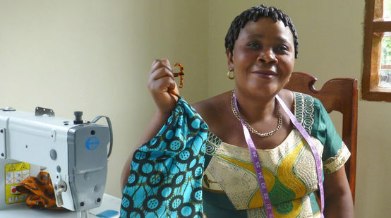 Im Witwen-Zentrum von Virunga stellt jede der Frauen einen Stoffbeutel für ihre Nähutensilien her