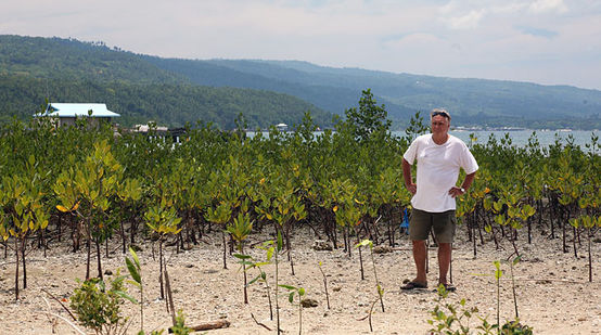 Mangrovenfeld auf Samal Island mit U. Kromber, Projektkoordinator
