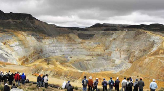 Bauern stehen am Rande des Gold-Tagebaus