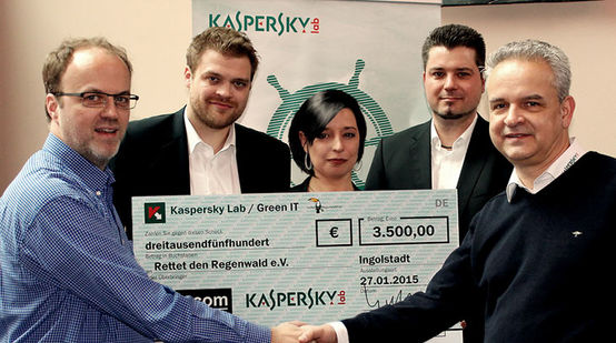Vier Mitarbeiter von Hexacom und Kaspersky übergeben einen Scheck über 3.500 Euro an Matthias Fischer