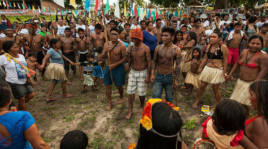 Mundurukú demonstrieren gegen den Staudamm am Tapajós