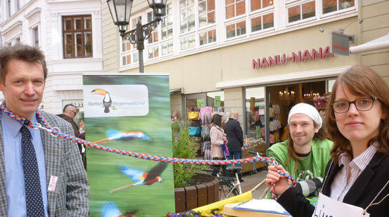 Rettet den Regenwald, Greenpeace, NABU und BUND am Infostand in Lüneburg