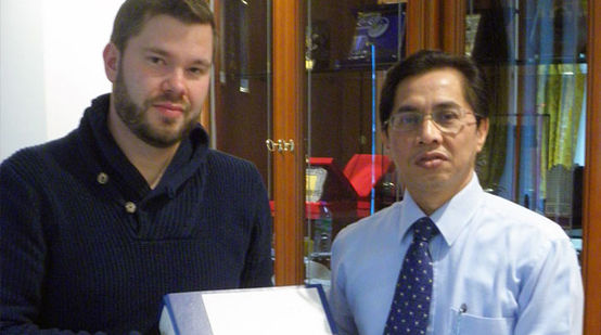 Mitarbeiter von Rettet den Regenwald übergibt Unterschriften in der malaysischen Botschaft